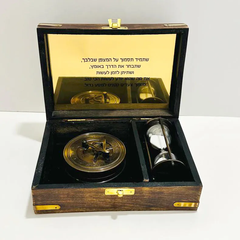 מצפן ושעון חול – מתנה עם מסר על הדרך והזמן