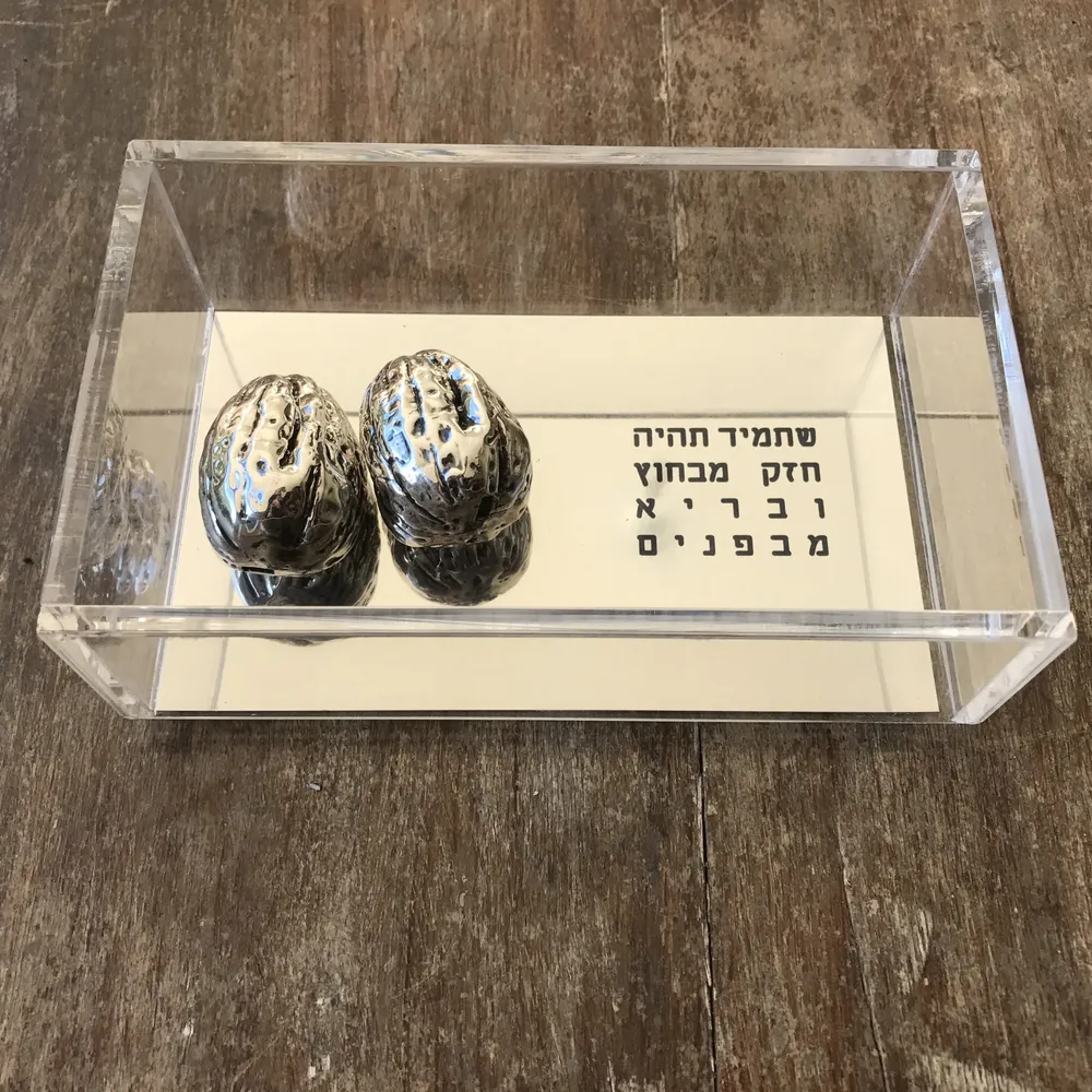 מתנה ליום נישואים – זוג אגוזים יצוקים בכסף אמיתי עם מסר מיוחד