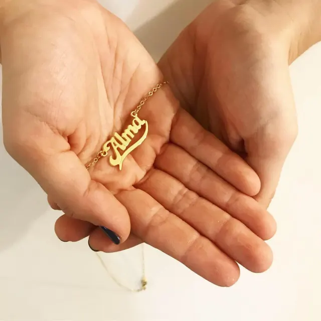 מתנה ייחודית ומקורית – שרשרת שם