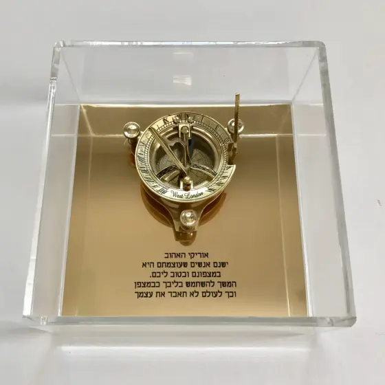 מצפן זהב בעיצוב עתיק עם מסר מרגש